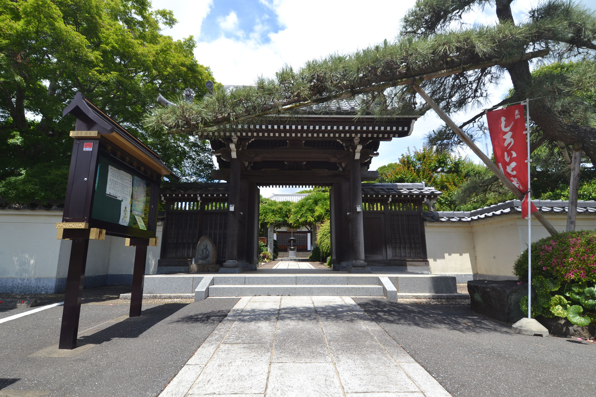 格調高い山門